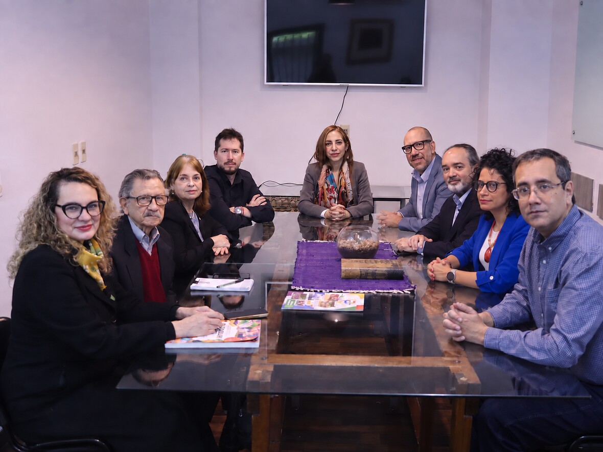 El equipo de INDEX reunido alrededor de la mesa de vidrio de la sede