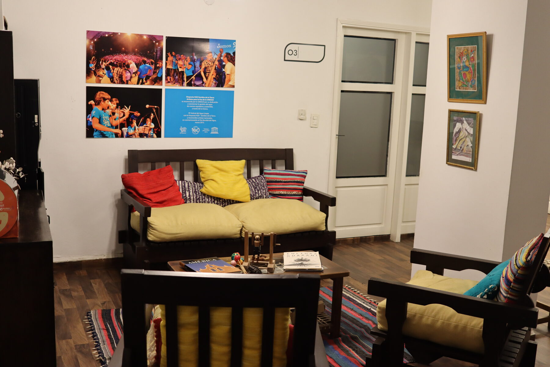 Sala de estar con sofá y cuadros